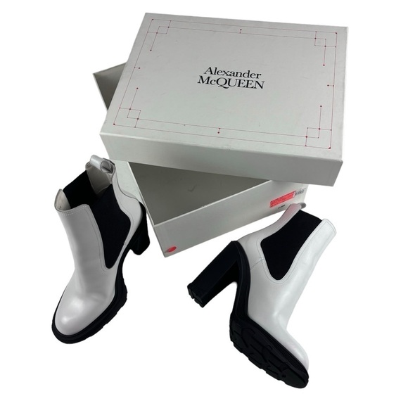 ALEXANDER MCQUEEN PATENT LEATHER WHITE BLACK TREAD HEELED MOD ANKLE BOOTS - Picture 4 of 16